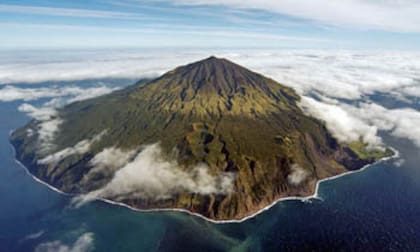 Gran parte de su territorio es ocupado por un volcán; Tristán Da Cunha es un archipiélago. Su isla principal, que es homónima, está rodeada por los pequeños islotes Nightingale, Inaccesible, Stoltenhoff y Gough