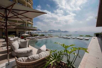 Gran piscina y vista al mar en el Fairmont de Río de Janeiro.