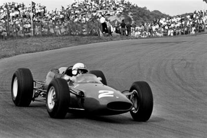 Gran Premio de Alemania 1964: John Surtees transita con Ferrari el circuito de Nürburgring; el británico sumó su primer éxito en el Infierno Verde un año antes y repitió el festejo en la temporada de la consagración con la Scuderia