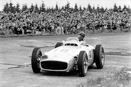 Gran Premio de Alemania en Nürburgring, 1 de agosto de 1954. El ganador Juan Manuel Fangio al volante del Mercedes-Benz W 196 R
