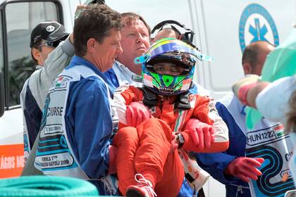 El rostro y el casco deformado de Felipe Massa reflejan la gravedad del accidente