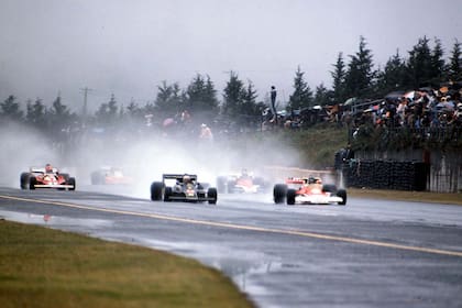 Gran Premio de Japón 1976, bajo un diluvio. Hunt (derecha), Penske y más atrás, Lauda (1). Una carrera que definió el título y fue de gran experiencia para Legnani