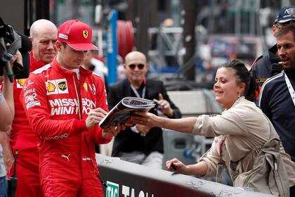 Charles Leclerc, de Ferrari, firma un autógrafo.
