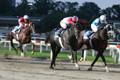A la izquierda, Alampur; a su lado el escolta, Emotion Orpen, en un gran final