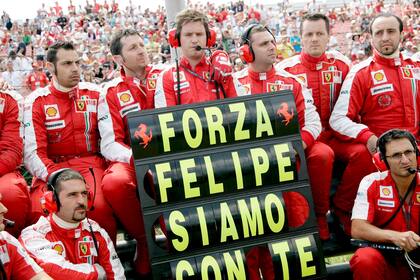 Antes de la largada de la carrera en el GP de Hungría de 2009, los mecánicos de Ferrari enseñaron un cartel de apoyo para Massa