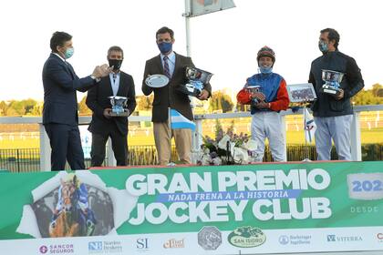 La entrega de premios del GP Jockey Club, con el equipo de Marignac y Las Monjitas aplaudido por el intendente Gustavo Posse