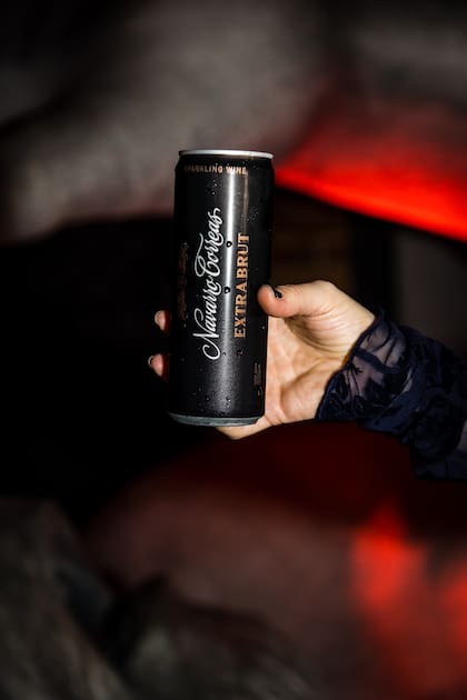 Gran protagonista de la noche: la lata de Extra Brut de 355 ml.