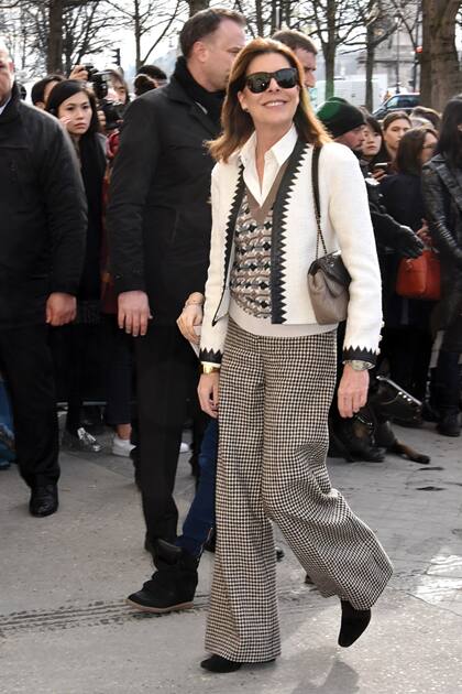 Gran referente del chic relajado, Carolina no tiene miedo de combinar distintos tipos de estampados, aunque siempre cuida que sean en la misma gama para no sobrecargar de información sus outfits.