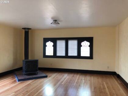 Gran sala con una antigua estufa totalmente renovada