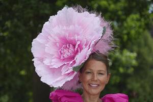 La carrera de caballos que tiene los sombreros más extravagantes y que reúne a toda la realeza británica