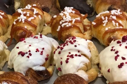 Gran variedad en medialunas, y las glaseadas rellenas con frambuesa