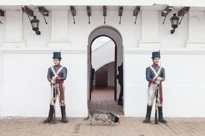 Granaderos frente al cabildo de Famaillá