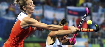 Granatto levanta el palo y se cubre del impacto de Bos; se acabó la ilusión de las Leonas en Río