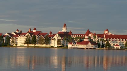 Así se ve el Grand Floridian Resort and Spa, el hotel ubicado en Magic Kindonm en Disney World en Orlando