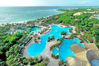 Grand Palladium Kantenah Resort & Spa se encuentra en medio de la selva tropical de la Riviera Maya, con acceso a casi un kilómetro de playa.