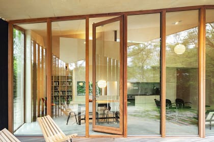 Grandes aberturas que conectan con el exterior predominan en el diseño abierto de la casa