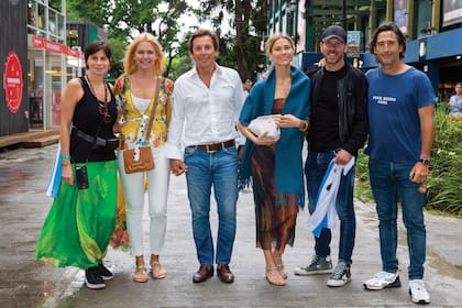 Grandes amigos, Paola Pravato, Valeria Mazza, Alejandro Gravier, Carla Pereyra, Diego Simeone y el polista Héctor Guerrero posaron para ¡HOLA!