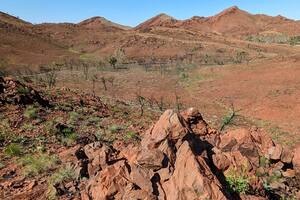 Grandes conos astillados cónicos en el cratón de Pilbara, Australia Occidental, ofrecen evidencia visible del impacto de un meteorito hace 3500 millones de años