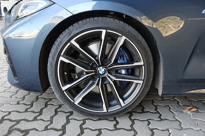 Grandes llantas y neumáticos de perfil bajo para el BMW 430i Coupé