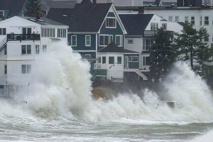 Grandes olas azotan las casas costeras a medida que sube la marea en Winthrop, Massachusetts.