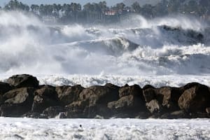 Olas de más de 8 metros en California y Hawai dejaron heridos y pánico en la costa