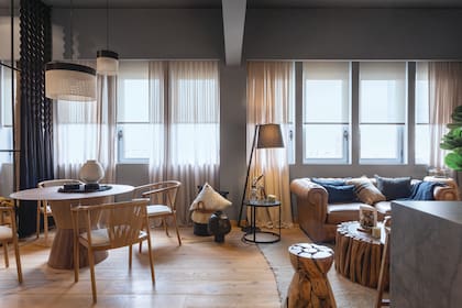 Grandes protagonistas, las ventanas tienen cortinas de organza de lino frente a las roller screen color ‘Capuccino’ de Hunter Douglas (todo de Wincort Decoración).