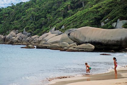 Grandes rocas enmarcan a la bella y menos concurrida Praia da Tainha, Bombinhas.