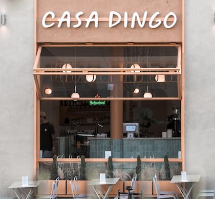 Grandes ventanales que permiten ver el exterior, y en este caso, el verde de la Plaza Armenia.