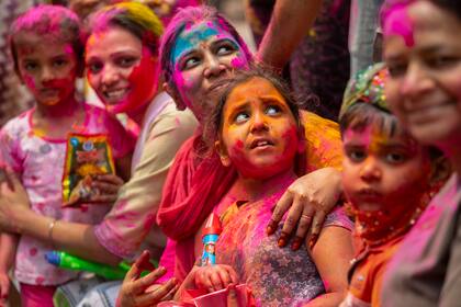 Grandes y chicos participan de Holi, el festival de los colores 