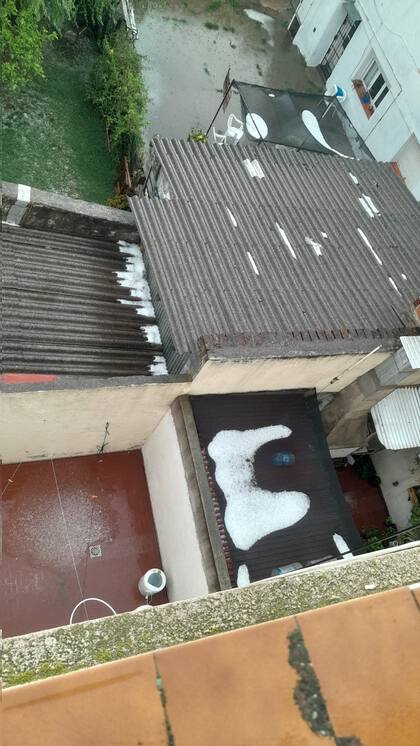 Granizo acumulado en los techos, en Miramar, del usuario @fa_ryzy