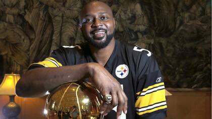 Grant con el trofeo Larry O’Brien, que sólo los campeones de la NBA pueden tocar