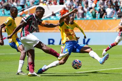 Grant Kekana (derecha) de Mamelodi Sundowns intenta desviar el remate de Jhon Arias de Fluminense en el Mundial de Clubes, el miércoles 25 de junio de 2025, en Miami Gardens, Florida. (AP Foto/Marta Lavandier)