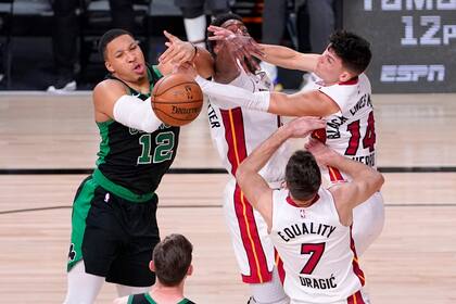 Grant Williams (12) de los Celtics de Boston pelea por el balón con Bam Adebayo de Miami Heat, centro, Tyler Herro (14) y Goran Dragic (7) durante la segunda mitad de un juego de baloncesto de playoffs de la conferencia de la NBA