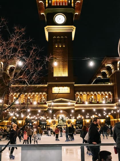 Grapevine cuenta con una pista de hielo para la temporada navideña (FB VisitGrapevine)