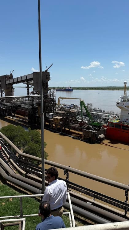 Grassi dejó un mensaje al personal, donde aseguró que “se avecinan para todos tiempos mejores, de trabajo conjunto, con un solo objetivo común que permita el crecimiento de la empresa y el de sus trabajadores”