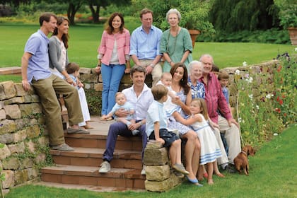 GRASTEN, DENMARK - AUGUST 01: (L-R) La familia real de Dinamarca reunida en un día de campo, en el año 2011 (Photo by Christian Augustin/WireImage) (Photo by Christian Augustin/WireImage)