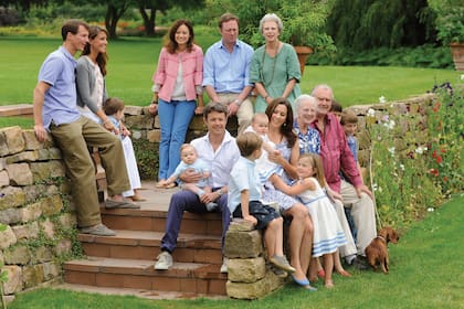 GRASTEN, DENMARK - AUGUST 01: (L-R) La familia real de Dinamarca reunida en un día de campo, en el año 2011  (Photo by Christian Augustin/WireImage) (Photo by Christian Augustin/WireImage)