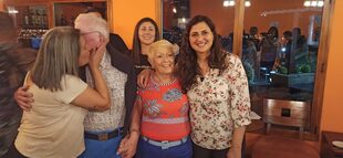 Gratitud y felicidad: la cónsul Fernanda González saluda a Roland Demange y la guía de Turismo, Natalia Lo Presti, abraza a Bernardette.