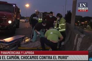 Panamericana: un camionero quiso esquivar un auto, chocó contra el muro de contención y salió despedido