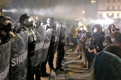 Anoche una multitud se enfrentó con la policía en Kenosha, Wisconsin, en el Medio Oeste de Estados Unidos