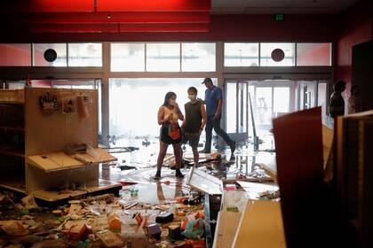 Un comercio saqueado por los manifestantes
