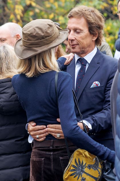 Gravier le da un cálido abrazo a Marina Blaquier, prima de César