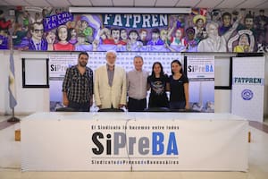 Gray, junto al constitucionalista Barcesat y representantes del gremio Sipreba