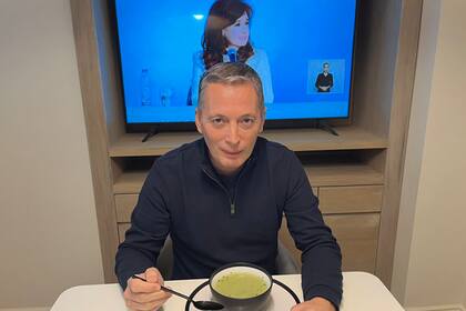 Gray publicó un tuit que decía "Otra vez sopa", cuando Cristina dio un discurso, el 27 de abril, en Quilmes