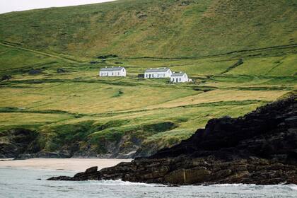 Great Blasket Island tiene una superficie de 4,29 kilómetros cuadrados de terreno virgen, que en su mayor parte es montañoso, y una altura máxima de 292 metros