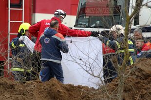 Bomberos y rescatistas recogen un cuerpo después de una colisión en Tempe