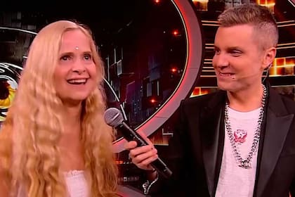 Grecia Colmenares junto a Santiago del Moro antes de entrar a la casa (Foto: Captura de video)