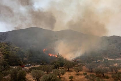 Esta vista aérea tomada el 26 de julio de 2023 muestra una operación de bomberos contra un incendio cerca de Vati, en la isla griega de Rodas, en el Egeo.