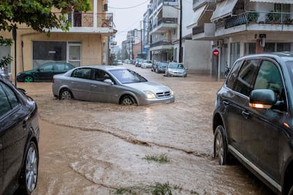 Automóviles en una calle inundada en Volos el 5 de septiembre de 2023