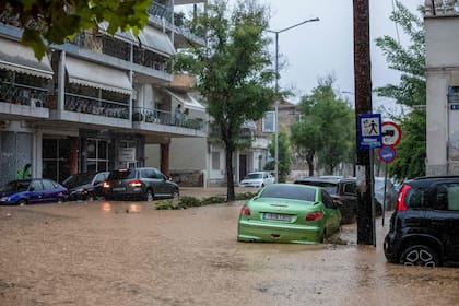 Una fotografía muestra automóviles en una calle inundada en Volos el 5 de septiembre de 2023
